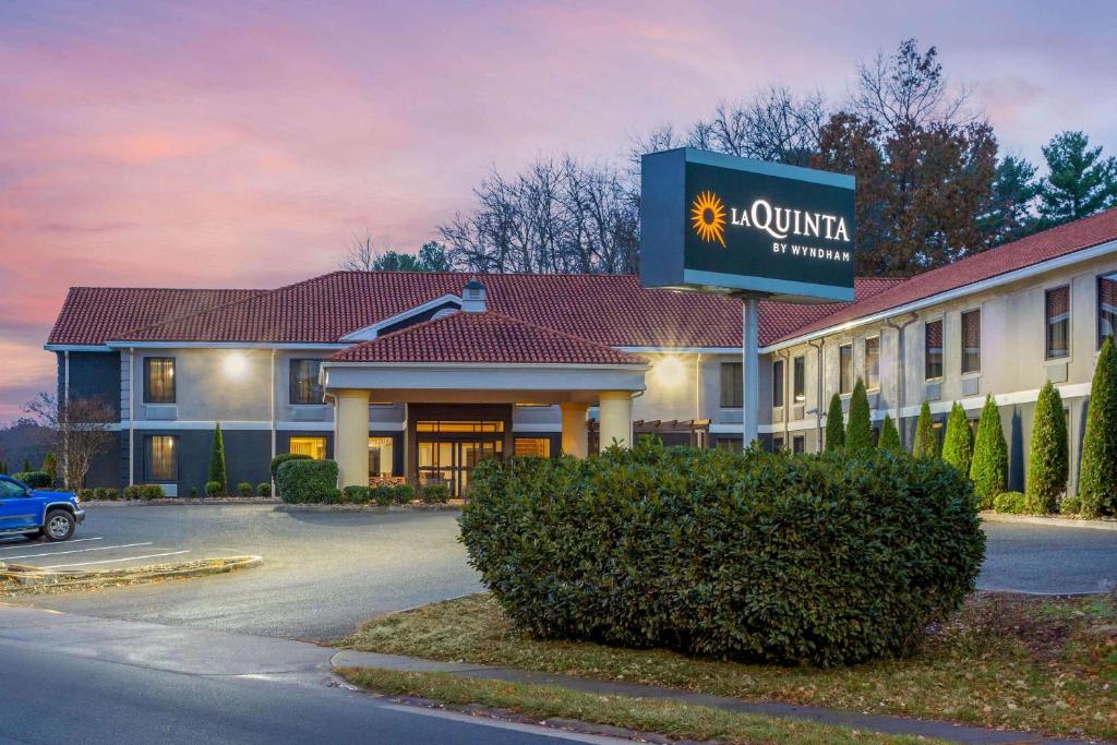 La Quinta Inn by Wyndham Radford photo 1
