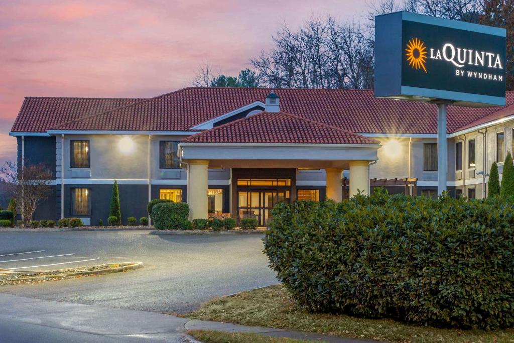 La Quinta Inn by Wyndham Radford photo 2