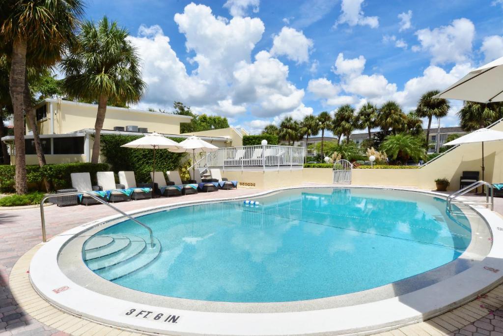 LaPlaya 205D Spectacular sunsets and sunbathing from your private Gulf front lanai or sundeck photo 1