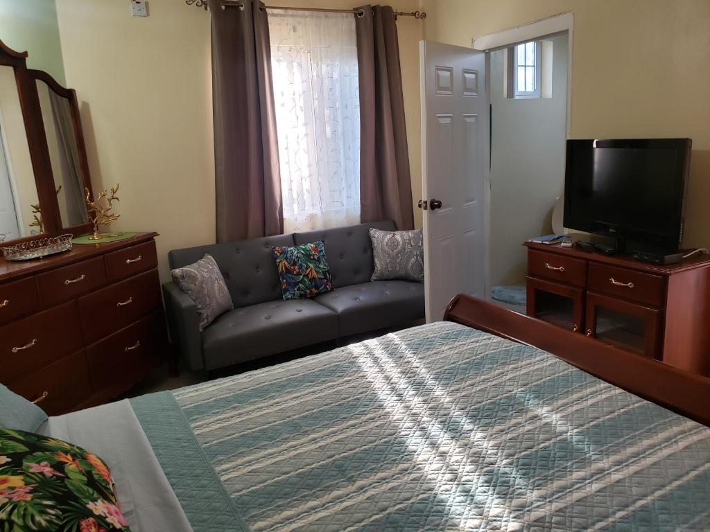 Irie HideAway - Private Studio in Gated Community --Caribbean Estates, Portmore photo 2