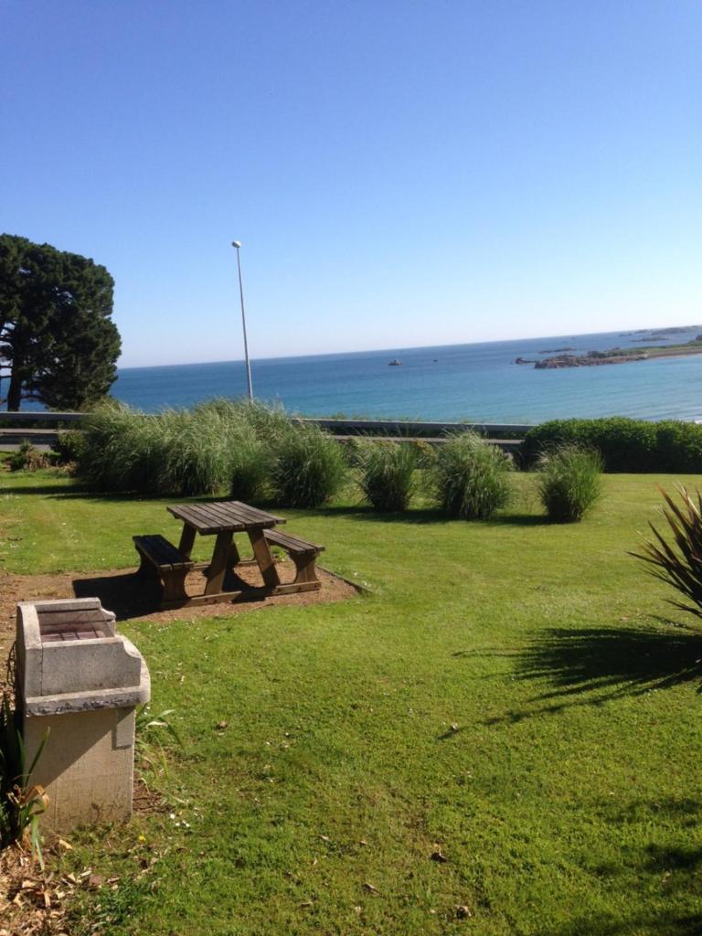 COTTAGE vue sur mer piscine photo 2