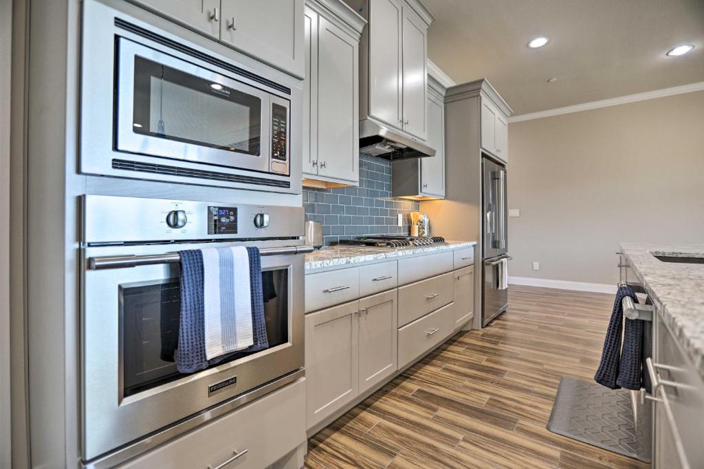 Elegant Lake Conroe Townhome with Boat Slip! photo 4