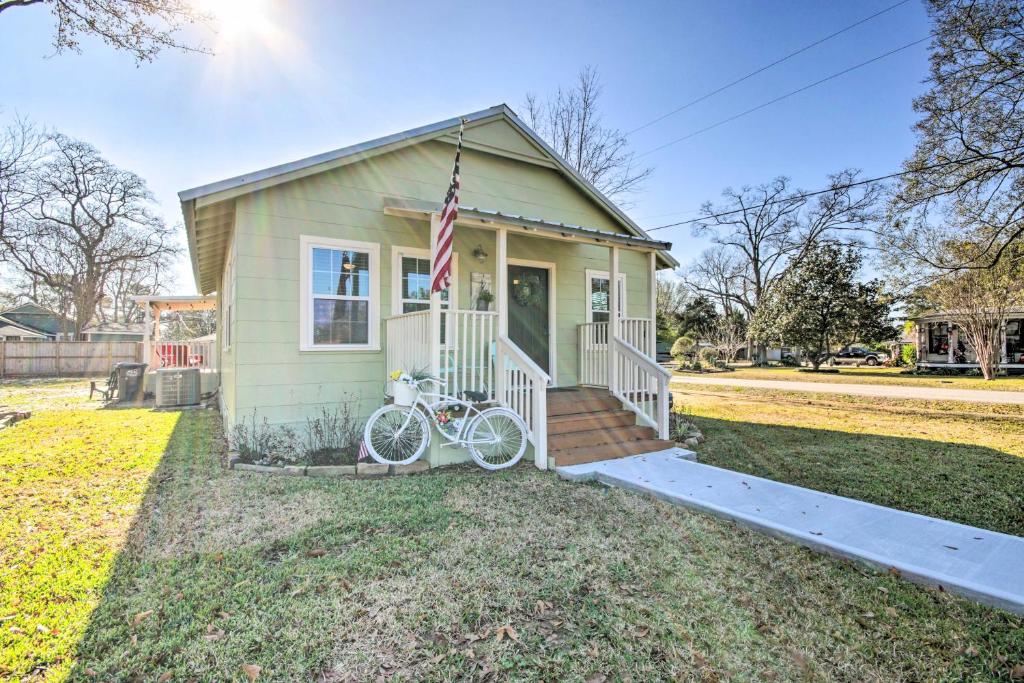 Charming Country Cottage, Walk to Main Street! photo 1