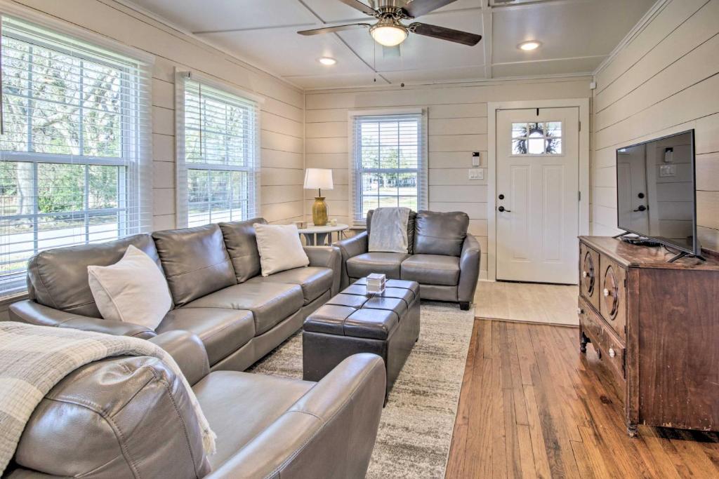 Charming Country Cottage, Walk to Main Street! photo 4