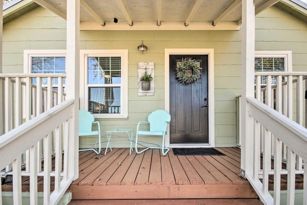 Charming Country Cottage, Walk to Main Street! photo 2