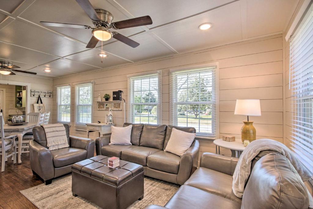 Charming Country Cottage, Walk to Main Street! photo 3