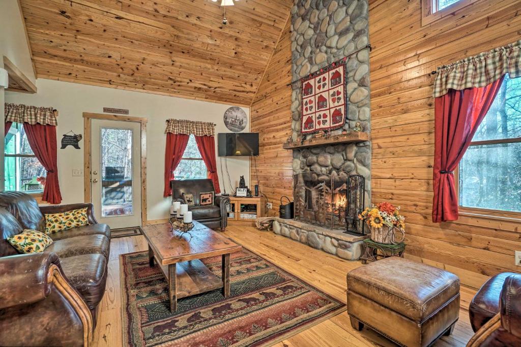 Outdoor Adventure - Charming Cabin with Hot Tub photo 2