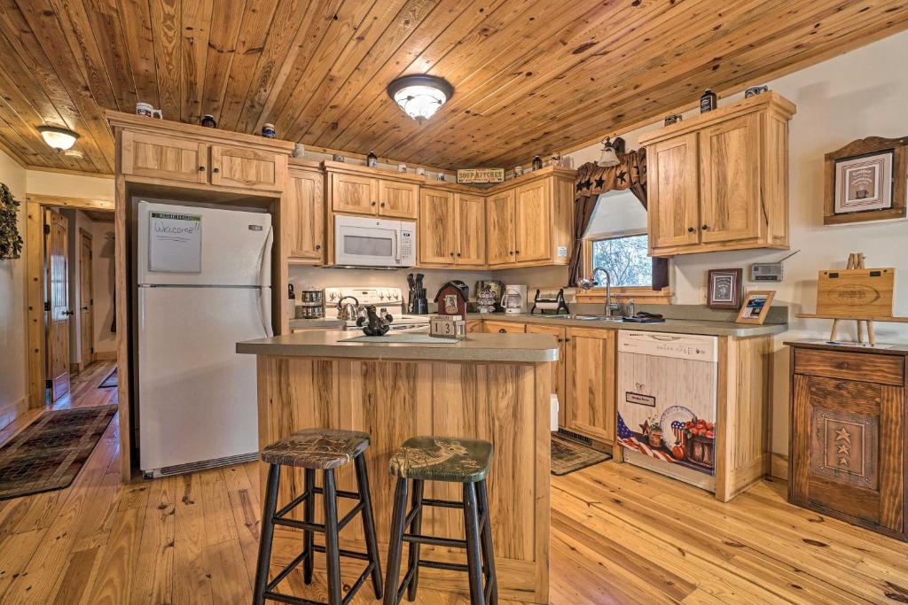 Outdoor Adventure - Charming Cabin with Hot Tub photo 4
