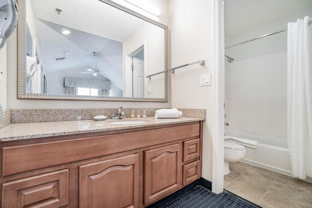 Студио (Двухместный номер-студио Делюкс с 1 кроватью), Doral Inn and Suites