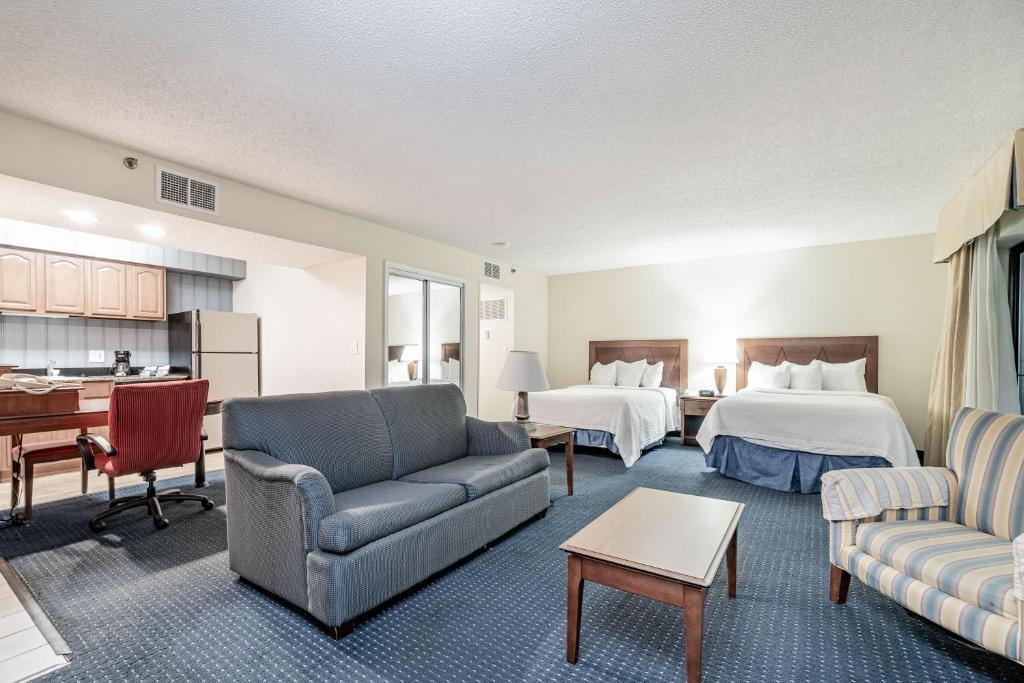 Студио (Двухместный номер-студио Делюкс с 1 кроватью), Doral Inn and Suites