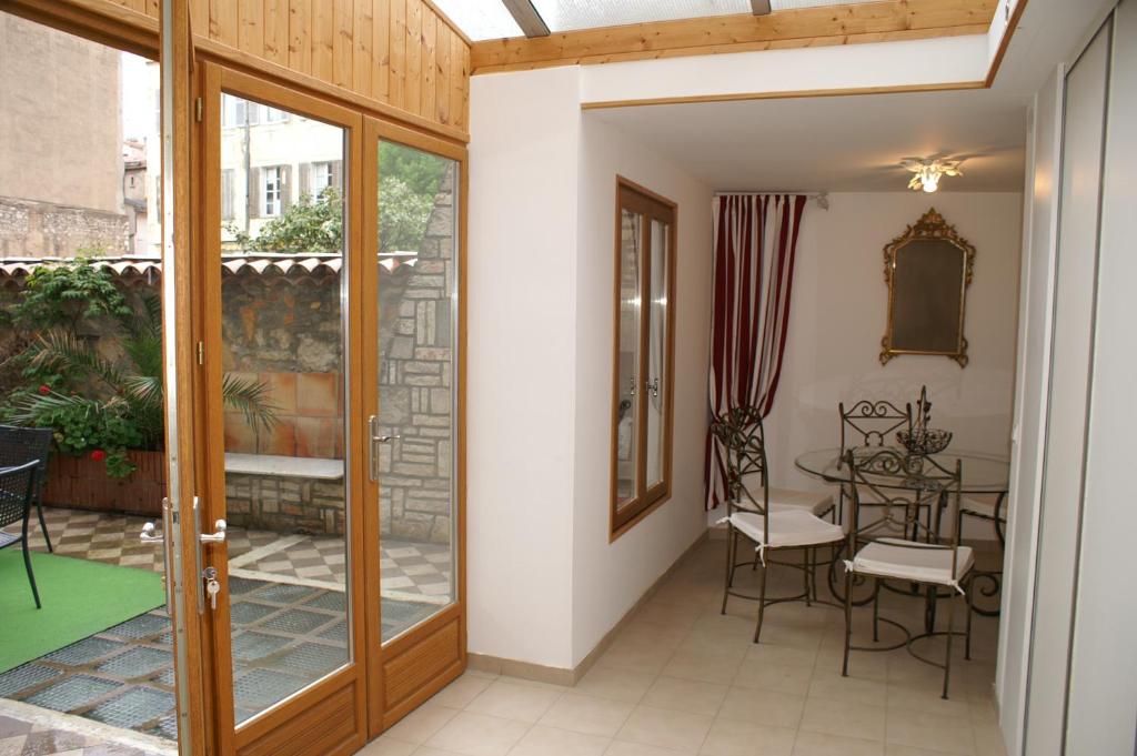 First Floor 15 Rue Notre Dame with Vast Terrace photo 3