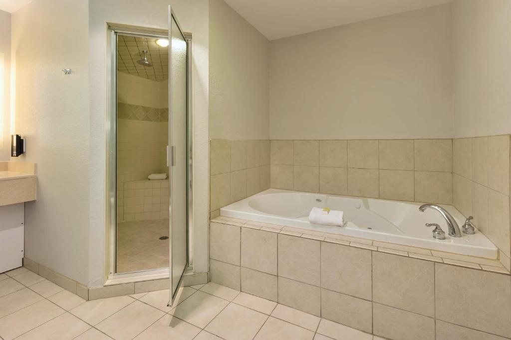 Holiday Inn Express Hotel & Suites Petoskey, an IHG Hotel photo 4