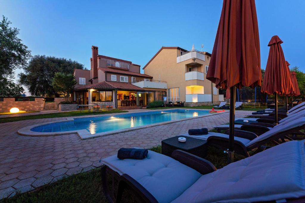 Guesthouse ''Barboska'' - big outdoor swimming pool & private tennis court photo 4