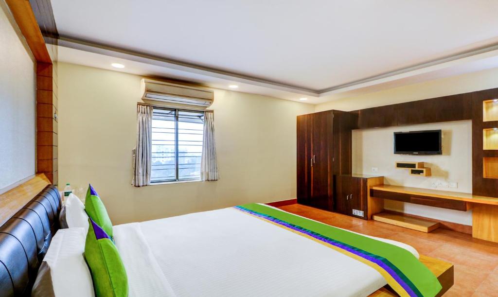 Двухместный ([Sanitized] Superior Double Room), OYO Rooms Salt Lake Sector 3 City Centre 1