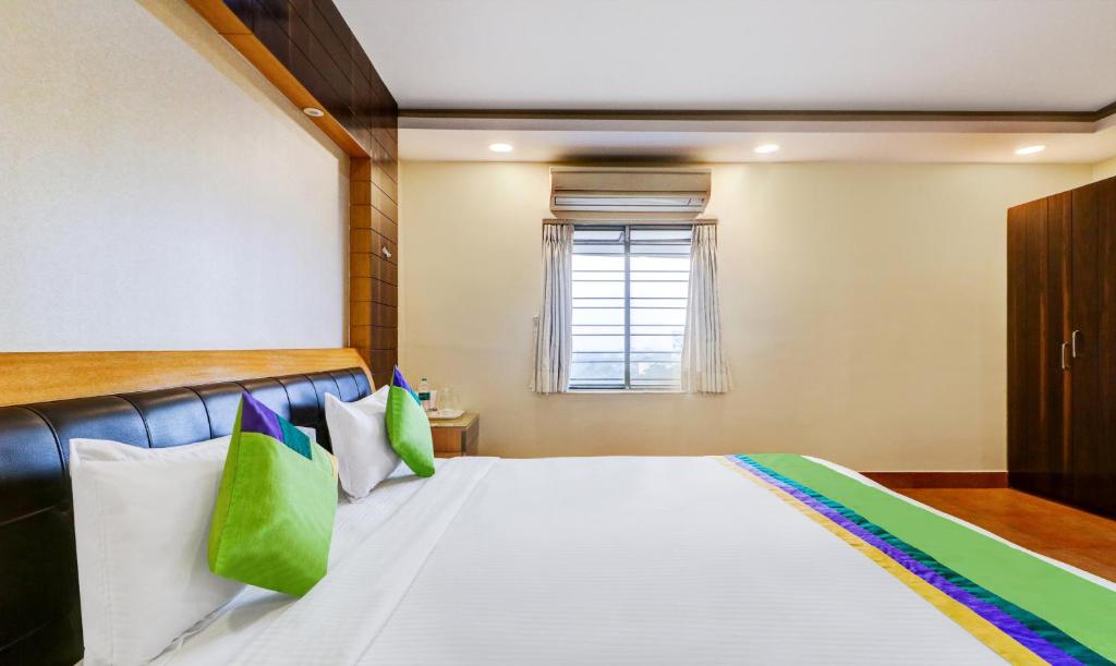 Двухместный ([Sanitized] Superior Double Room), OYO Rooms Salt Lake Sector 3 City Centre 1