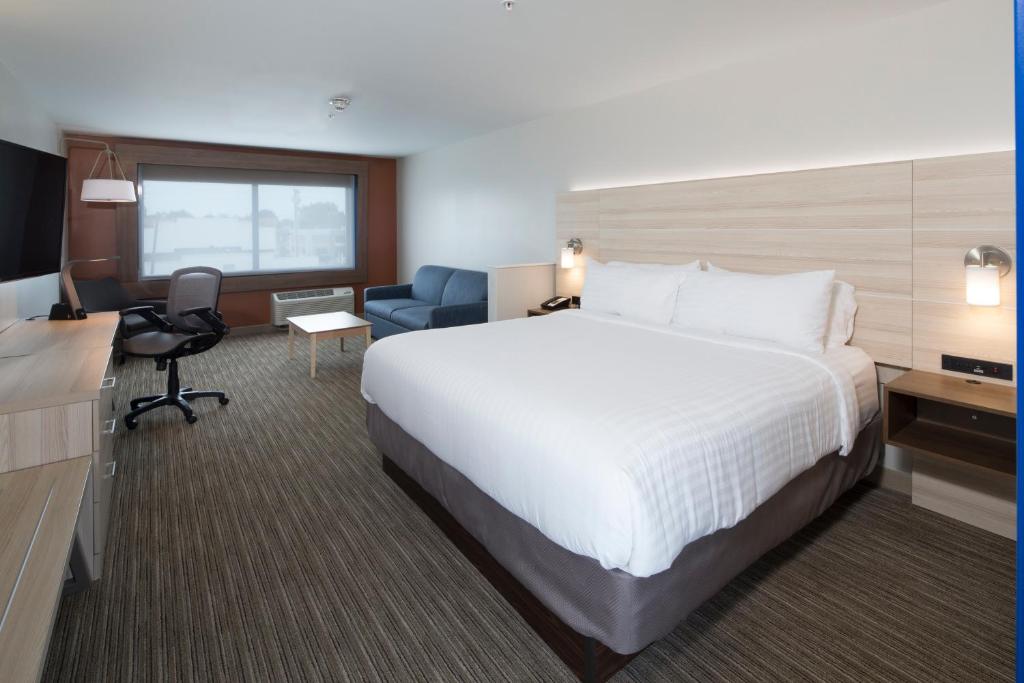 Holiday Inn Express Hotel & Suites Bay City, an IHG Hotel photo 3