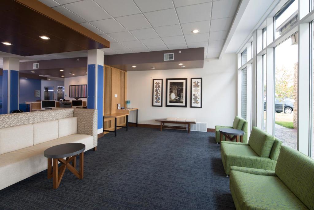 Holiday Inn Express Hotel & Suites Bay City, an IHG Hotel photo 1