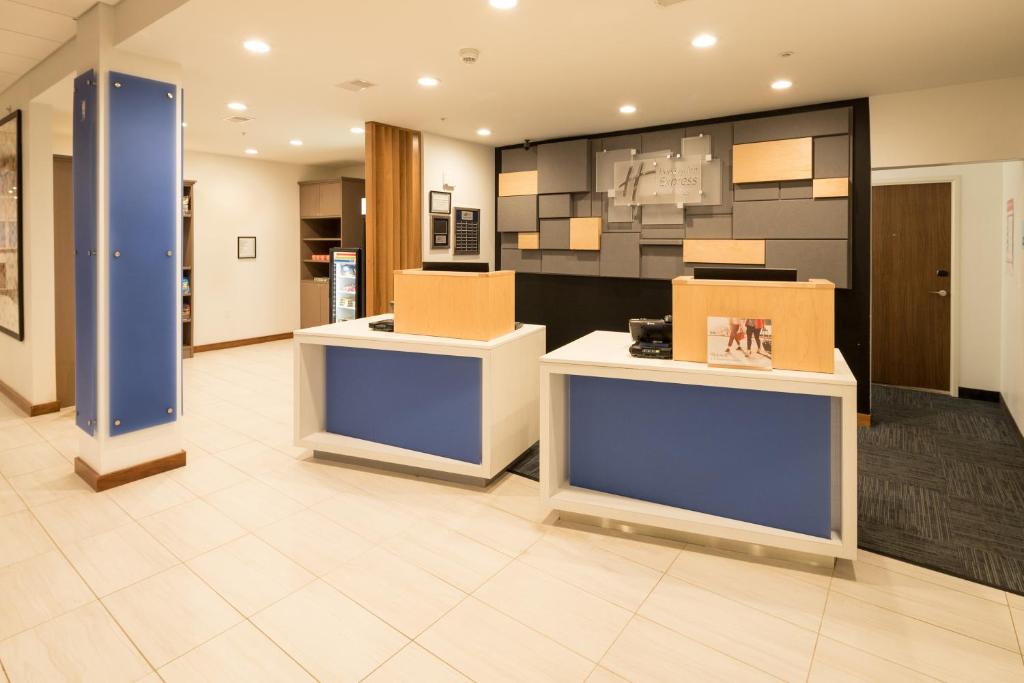 Holiday Inn Express Hotel & Suites Bay City, an IHG Hotel photo 4