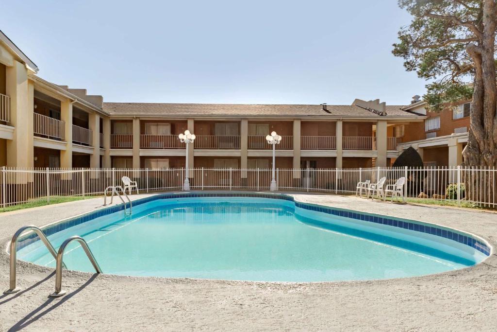 Days Inn by Wyndham Lawton photo 2