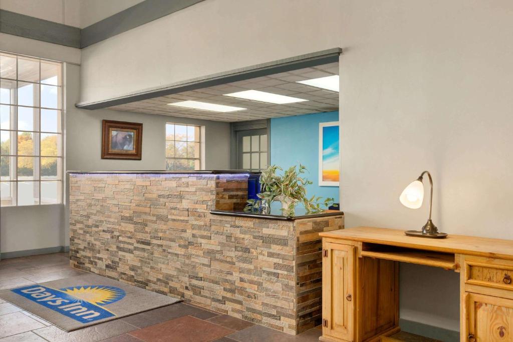 Days Inn by Wyndham Lawton photo 3
