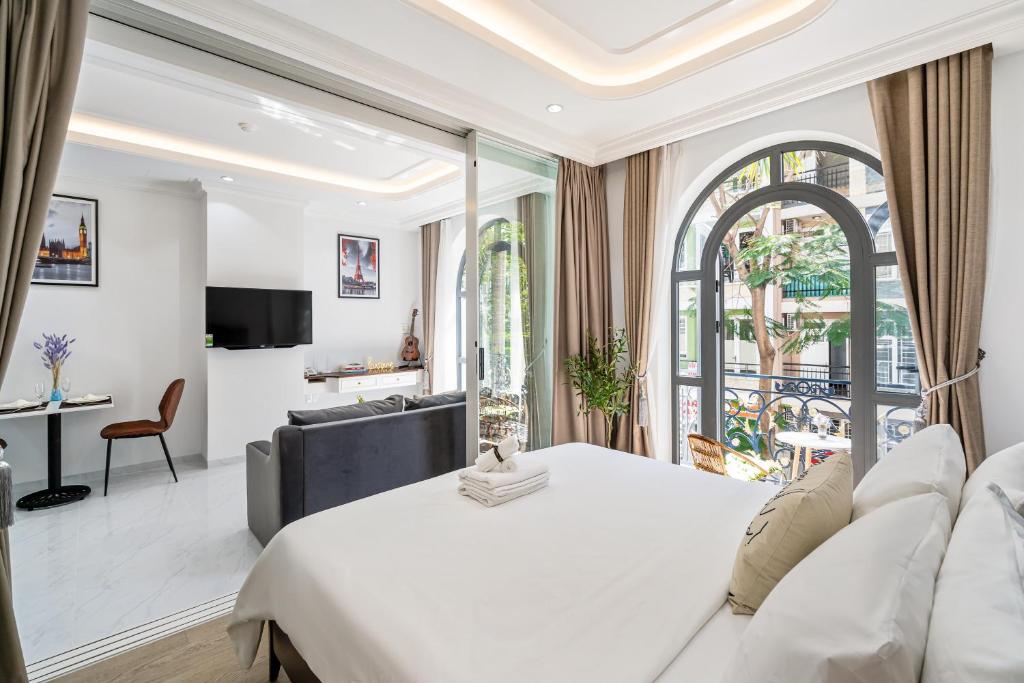 The Royal Hotel & Apartment - Phu My Hung
