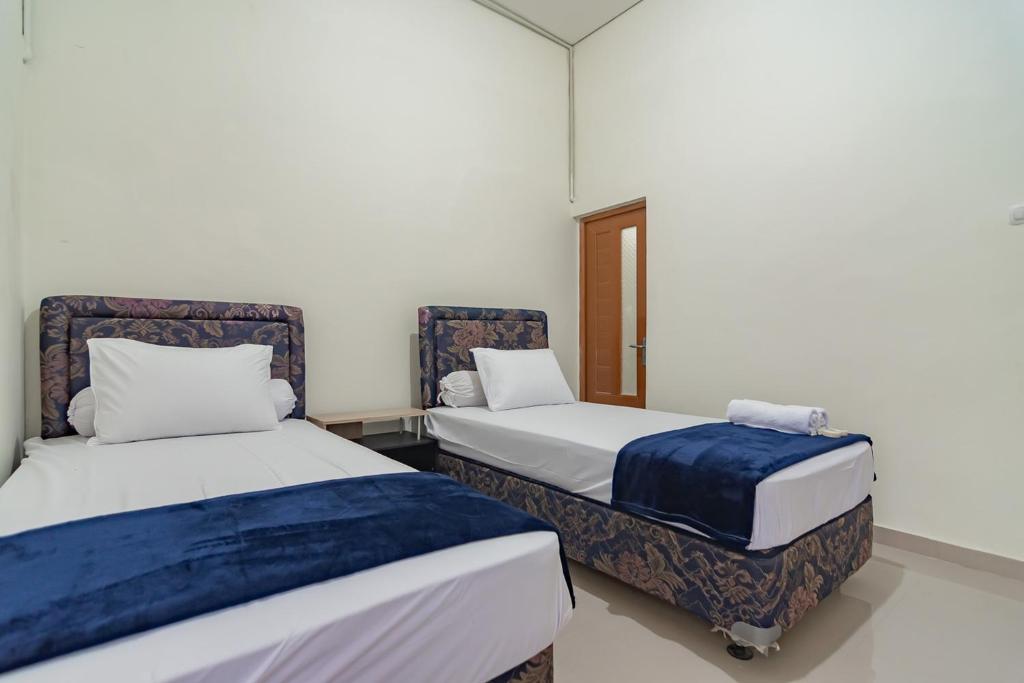 The Lima Guest House Syariah Mitra RedDoorz photo 1