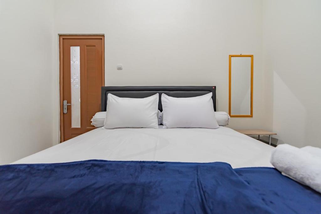 The Lima Guest House Syariah Mitra RedDoorz photo 2