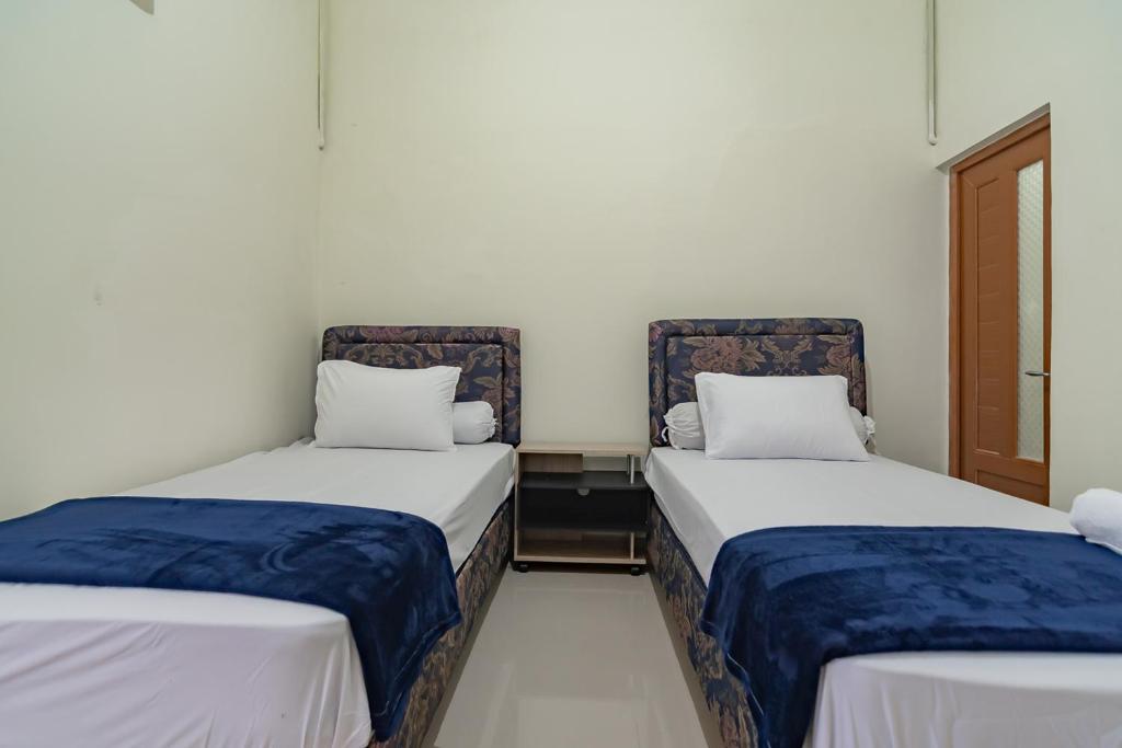The Lima Guest House Syariah Mitra RedDoorz photo 3