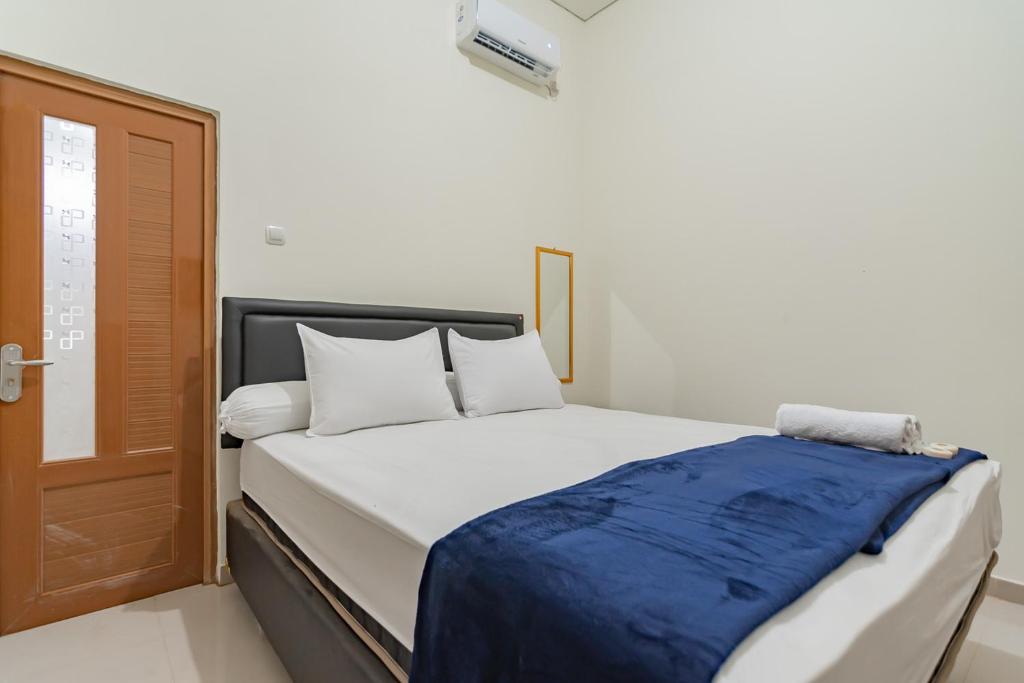 The Lima Guest House Syariah Mitra RedDoorz photo 4