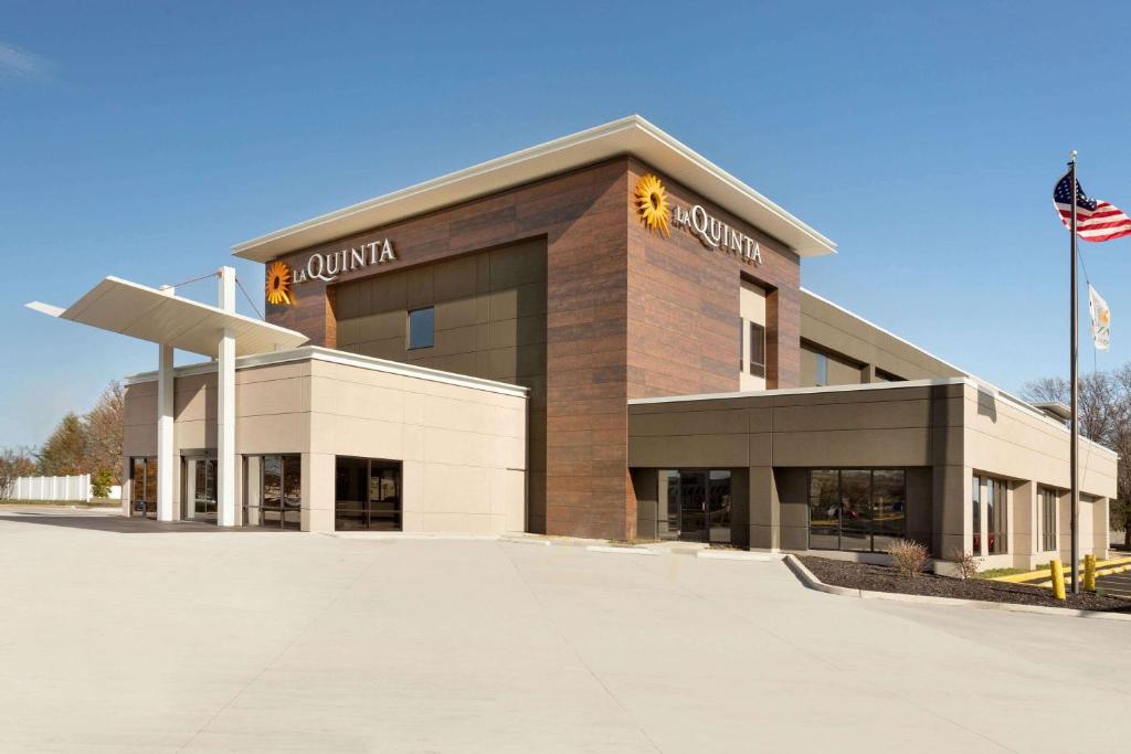 La Quinta Inn & Suites by Wyndham St Louis Route 66 image