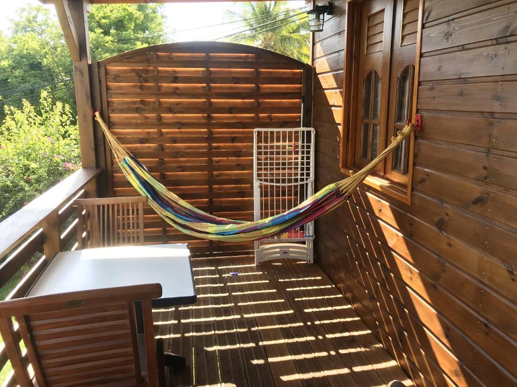 Chalet d'une chambre avec piscine partagee jardin et wifi a Bouillante a 1 km de la plage photo 2