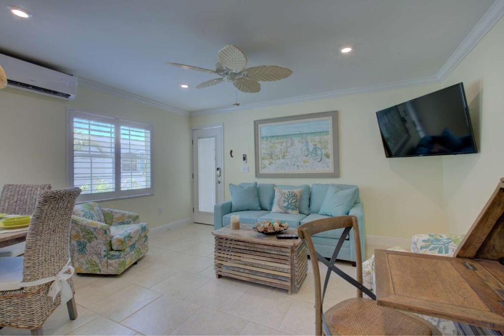 LuLu's Key House Green 1/1 Upstairs photo 2