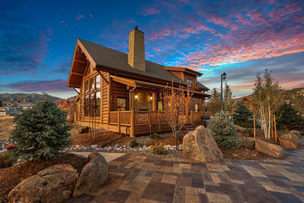 Estes Retreat Indoor Outdoor Fireplace, Jacuzzi, Close to Downtown Estes image