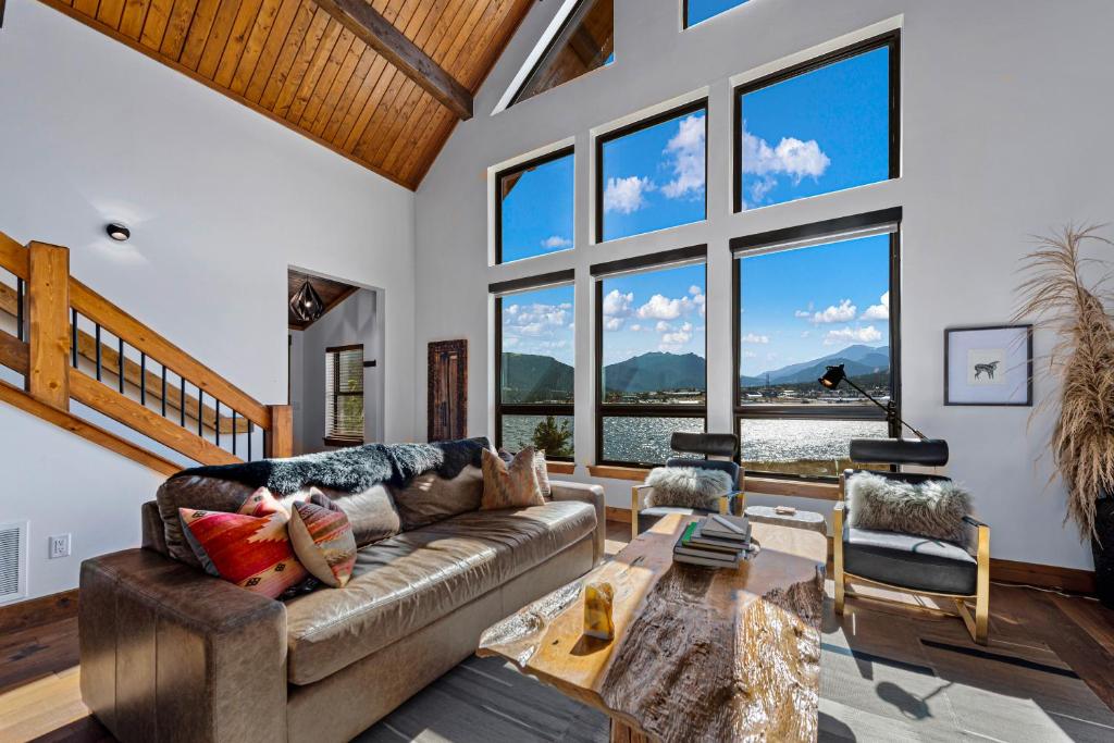 Lakefront Escape Two Large Patios, Jacuzzi and Indoor Outdoor Fireplace photo 1