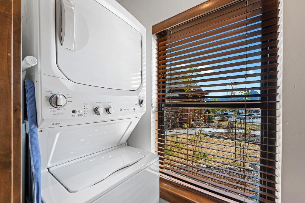 Lakefront Escape Two Large Patios, Jacuzzi and Indoor Outdoor Fireplace photo 4