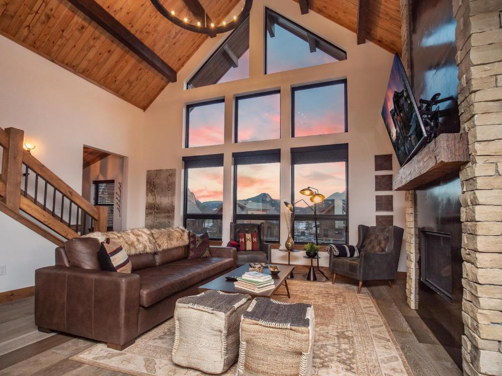 Rocky Mountain Escape - Steps to Lake Estes, Jacuzzi, Close to Downtown Estes photo 3