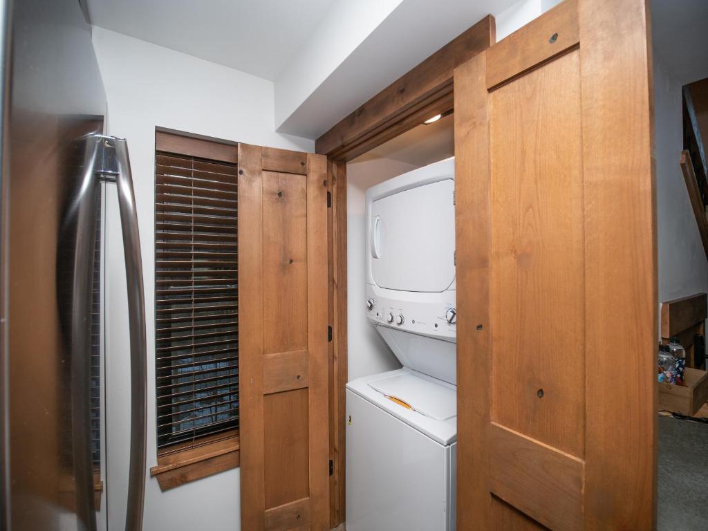 Rocky Mountain Escape - Steps to Lake Estes, Jacuzzi, Close to Downtown Estes photo 4