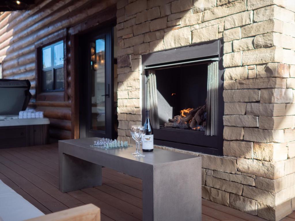 Estes Escape - Jacuzzi, Indoor Outdoor Fireplace, Perfect Location! photo 1