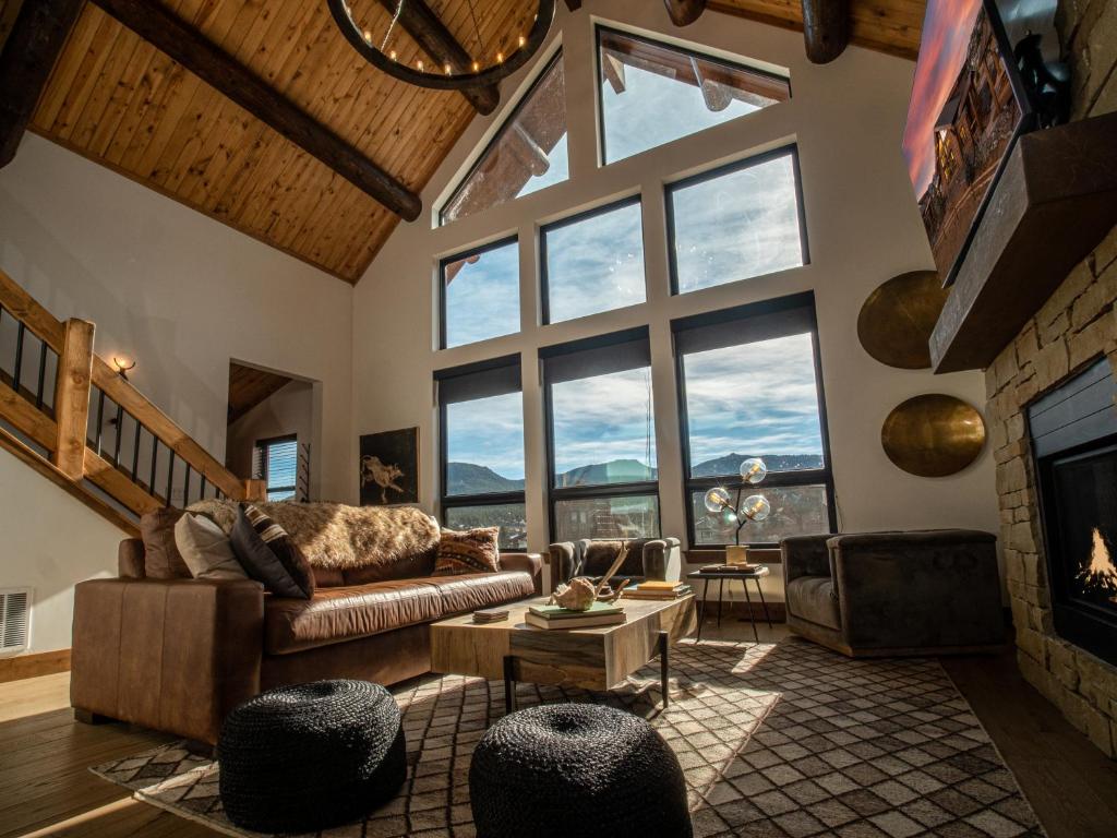 Estes Escape - Jacuzzi, Indoor Outdoor Fireplace, Perfect Location! photo 2