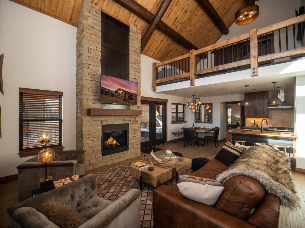 Estes Escape - Jacuzzi, Indoor Outdoor Fireplace, Perfect Location! image