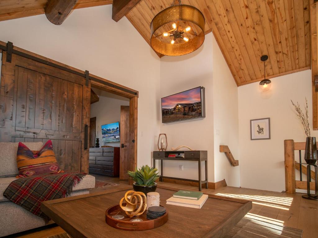 Estes Escape - Jacuzzi, Indoor Outdoor Fireplace, Perfect Location! photo 4