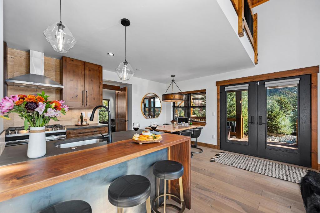 Stylish Cabin Great Location, Jacuzzi and Indoor Outdoor Fireplace image