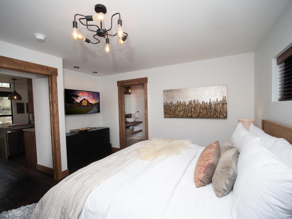 Lake Estes Getaway Close to Downtown, Indoor Outdoor Fireplace and Jacuzzi photo 2