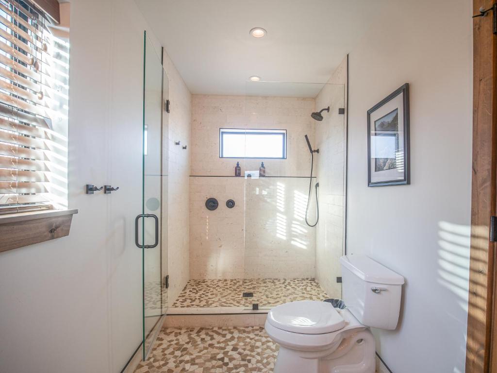 Lake Estes Getaway Close to Downtown, Indoor Outdoor Fireplace and Jacuzzi photo 3