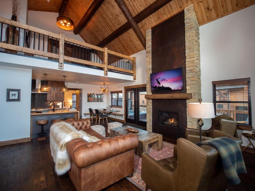 Lake Estes Getaway Close to Downtown, Indoor Outdoor Fireplace and Jacuzzi image