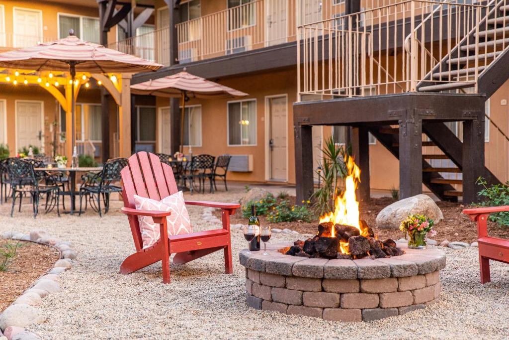 Ayres Lodge Alpine photo 1