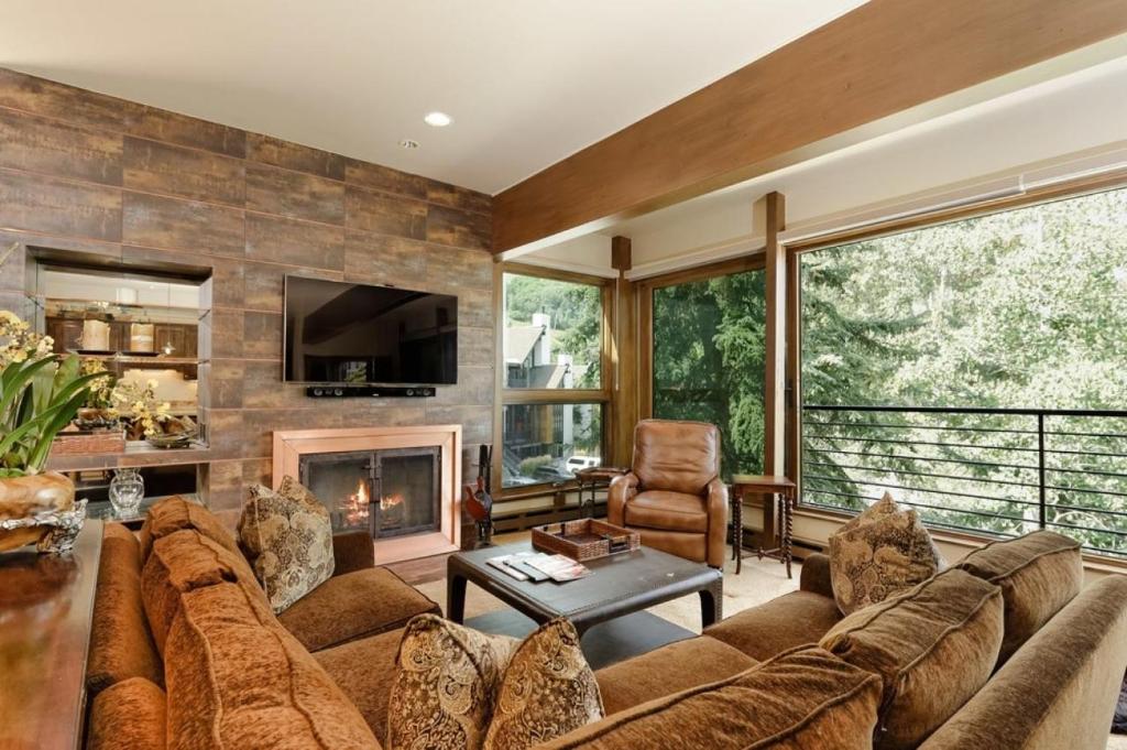 Durant Condominiums Unit C6, Ski-In Condo, 2 Blocks from the Silver Queen Gondola image