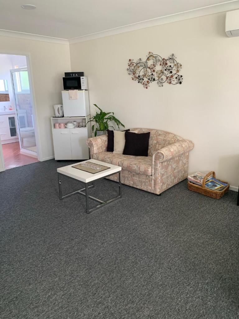 Large relaxing light filled room in Bowral photo 3