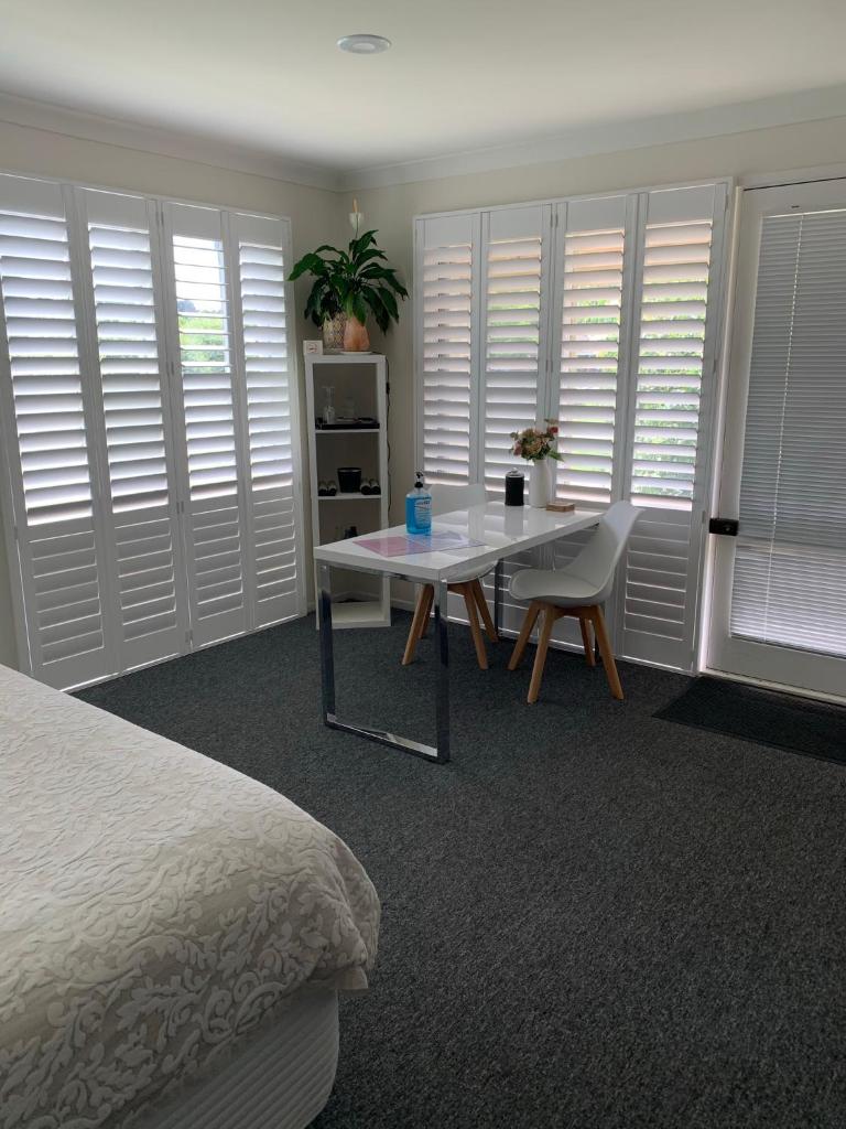 Large relaxing light filled room in Bowral photo 2