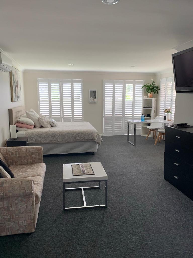 Large relaxing light filled room in Bowral photo 1